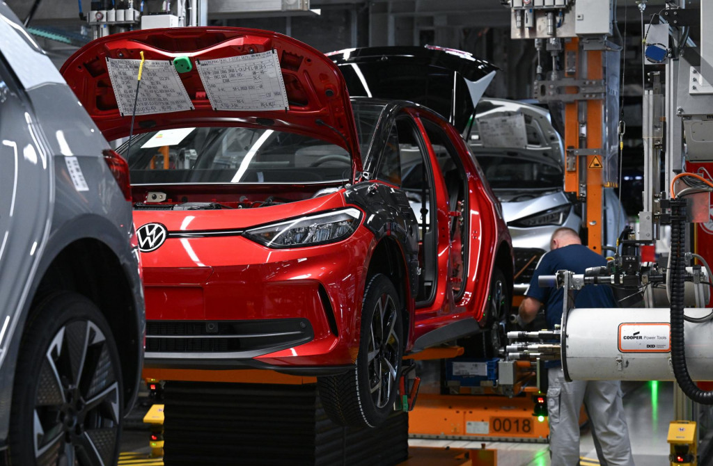 Pracovn&iacute;k v z&aacute;vode Volkswagen v nemeckom meste Zwickau. ILUSTRAČN&Eacute; FOTO: TASR/DPA