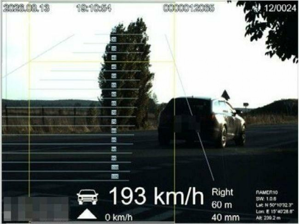 Pol&iacute;cia v Česku pristihla 14-ročn&eacute;ho chlapca &scaron;of&eacute;rovať auto r&yacute;chlosťou 193 km/h. FOTO: X/Policie ČR