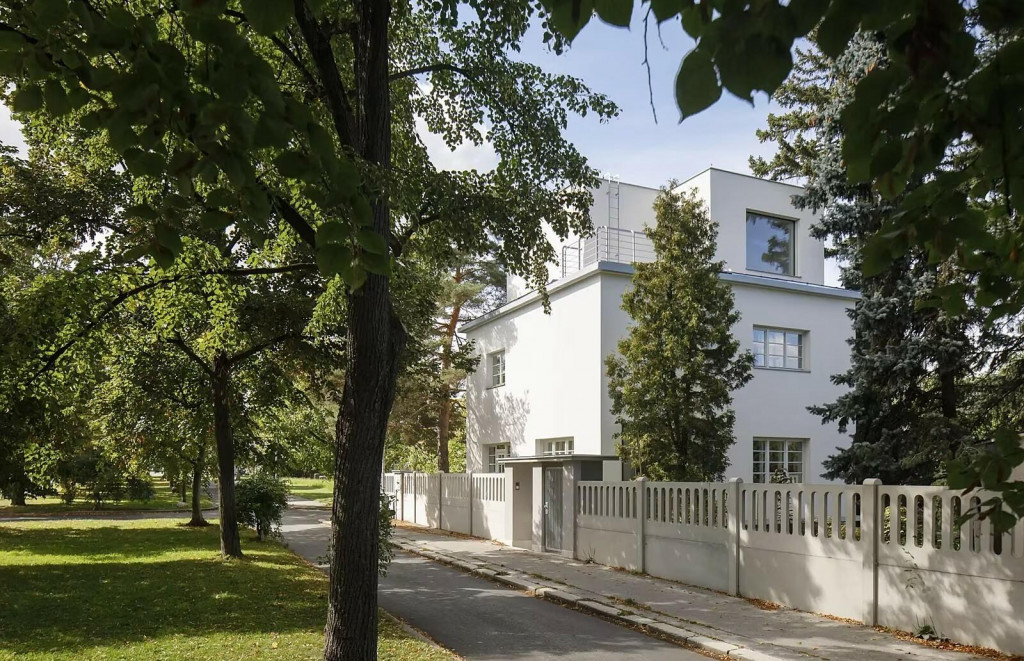 Vila z prvej republiky si zachovala svoj vzhľad, nadstavba p&ocirc;sob&iacute; ako jej p&ocirc;vodn&aacute; časť. FOTO: Tom&aacute;&scaron; Souček