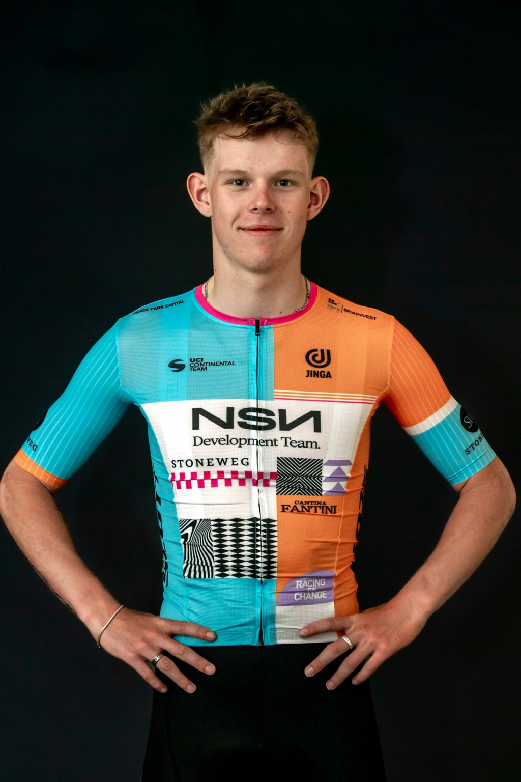 Podľa spr&aacute;v miestnych m&eacute;di&iacute; vodič auta &uacute;dajne prehliadol sign&aacute;ly usporiadateľov a vo&scaron;iel na cestu v opačnom smere, kde pri&scaron;lo stretu s Tarlingom. ZDROJ: NSN Cycling Team