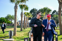 Miliard&aacute;r Elon Musk s prezidentom USA Donaldom Trumpom v Texase. FOTO: Reuters