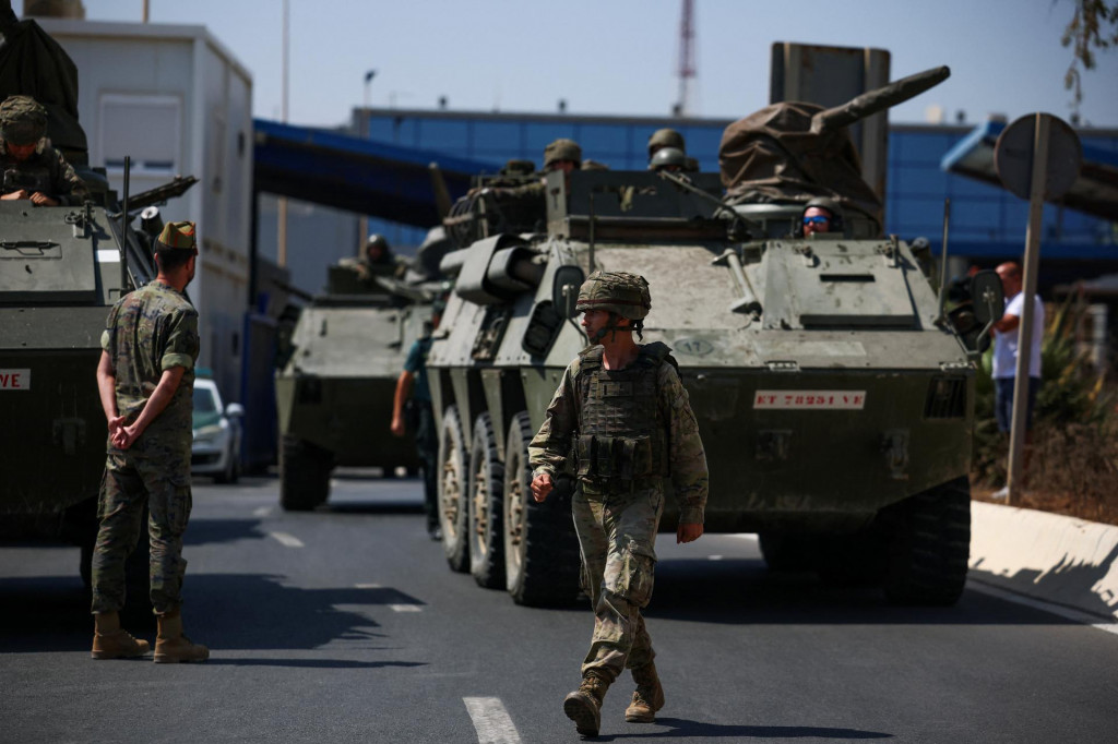 &Scaron;panielska arm&aacute;da prich&aacute;dza na hranicu s Marokom. FOTO: REUTERS