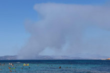 Požiar na juhu ostrova sa podľa ERT rozhorel veľmi r&yacute;chlo aj pre siln&yacute; vietor, ktor&yacute; v oblasti veje. FOTO: Reuters