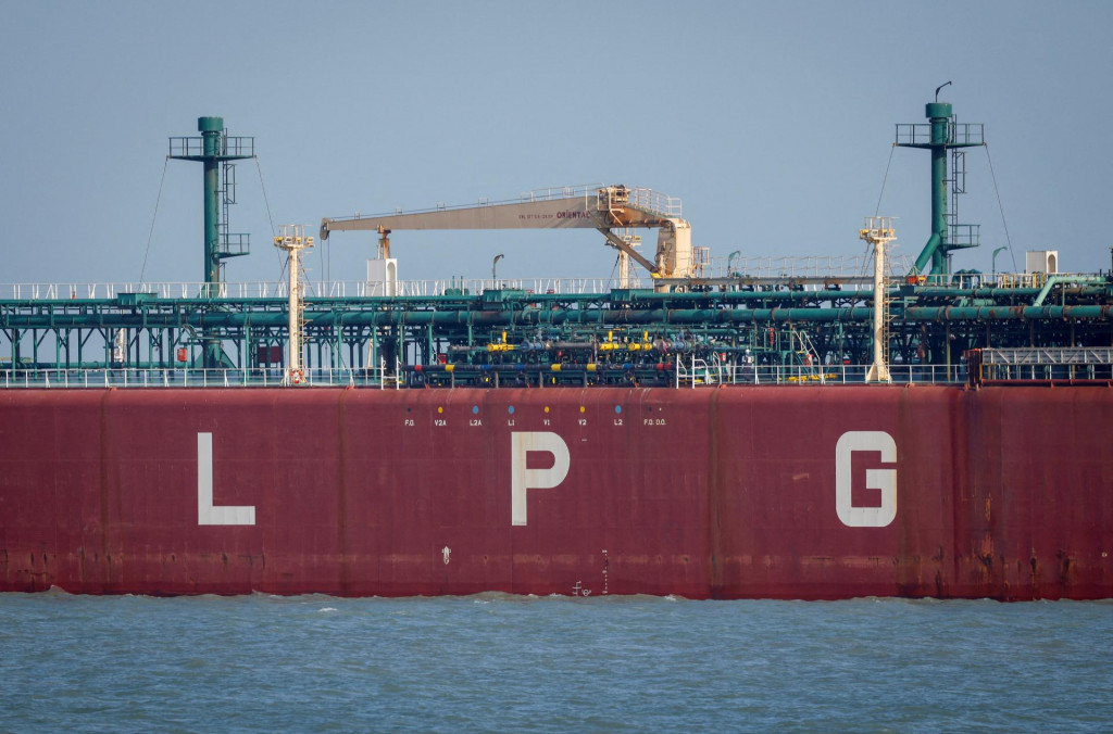 Podľa vl&aacute;dneho nariadenia s&uacute; indick&eacute; rafin&eacute;rie povinn&eacute; udržiavať primeran&uacute; infra&scaron;trukt&uacute;ru na skladovanie a prepravu LPG, aby splnili stanoven&eacute; množstv&aacute;. FOTO: Reuters