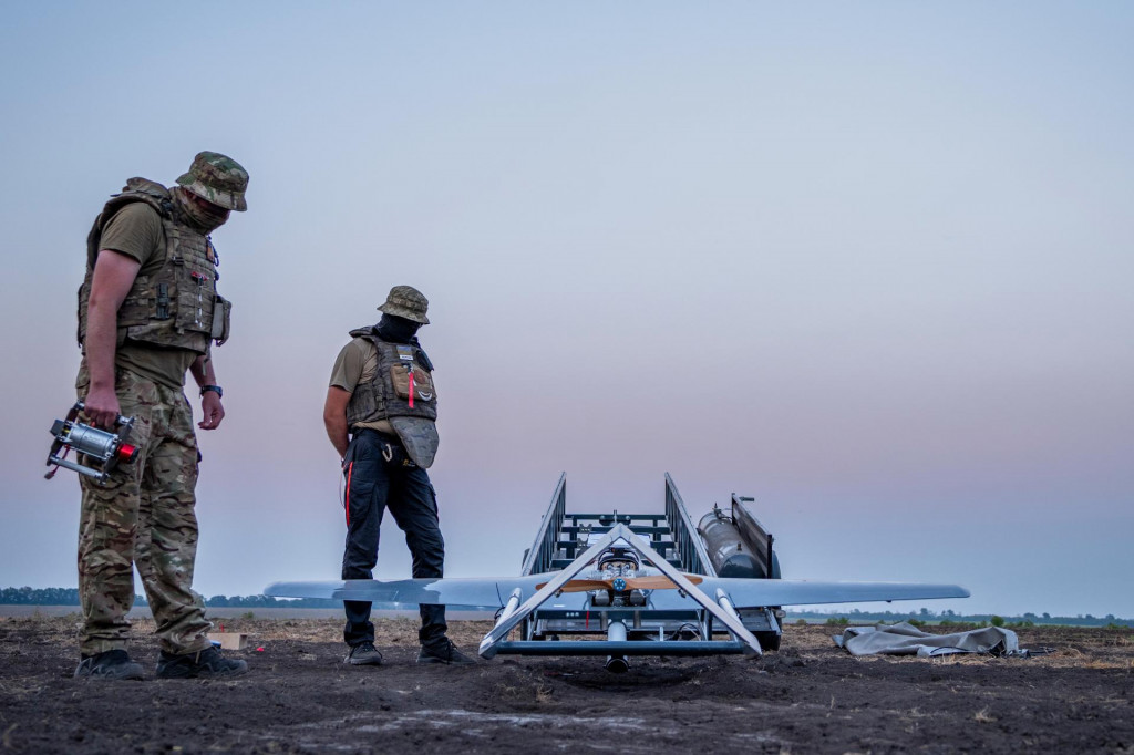 Ukrajinsk&iacute; vojaci pripravuj&uacute; dron dom&aacute;cej v&yacute;roby Čaklun (Čarodejn&iacute;k), ktor&yacute; sa použ&iacute;va na oper&aacute;cie proti ruskej arm&aacute;de na Kryme vo &scaron;tvrtok 6. augusta 2026. FOTO: TASR/AP