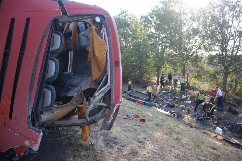 Vozidlo v nedeľu zi&scaron;lo z rovn&eacute;ho &uacute;seku diaľnice do priekopy a prevr&aacute;tilo sa. FOTO: Reuters