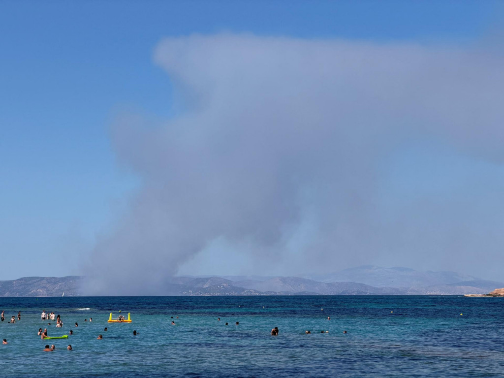 Požiar na juhu ostrova sa podľa ERT rozhorel veľmi r&yacute;chlo aj pre siln&yacute; vietor, ktor&yacute; v oblasti veje. FOTO: Reuters