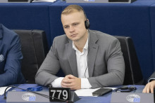 Napr&aacute;vať hroziacu kol&iacute;ziu s &uacute;stavou sa nepon&aacute;hľal takmer kompletn&yacute; klub Hlasu a nez&aacute;visl&yacute;ch ani zn&aacute;me tv&aacute;re ako Milan Mazurek či J&aacute;n Ferenč&aacute;k. FOTO: TASR/M. Baumann