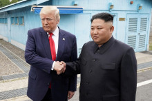 Americk&yacute; prezident Donald Trump začal spojencov v Soule stra&scaron;iť slovami o Kim Čong-unovi ako o &bdquo;skvelom priateľovi&ldquo;. FOTO: Reuters/K. Lamarque