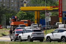 Vozidl&aacute; stoja v rade na natankovanie pri benz&iacute;novej pumpe Rosnefť. FOTO: Reuters