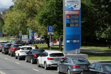 Aut&aacute; stoja v rade na tankovanie na benz&iacute;novej pumpe Gazpromneft v Moskve v Rusku. FOTO: Reuters