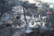 Zhoren&yacute; dom počas lesn&eacute;ho požiaru na gr&eacute;ckom ostrove Salamina, z&aacute;padne od At&eacute;n. FOTO: TASR/AP