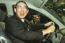 V stredu 12. augusta 2026 zomrel vo veku 93 rokov b&yacute;val&yacute; gener&aacute;lny riaditeľ Toyoty Hiro&scaron;i Okuda, ktor&yacute; sa zasl&uacute;žil o vznik hybridn&eacute;ho modelu Prius. Japonskej značke &scaron;&eacute;foval v rokoch 1995 až 2006.