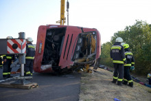 Na sn&iacute;mke pr&iacute;slu&scaron;n&iacute;ci z&aacute;chrann&yacute;ch služieb zasahuj&uacute; po hav&aacute;rii poľsk&eacute;ho autobusu na diaľnici M3 pri meste Mezőkeresztes na severov&yacute;chode Maďarska. FOTO: TASR/AP