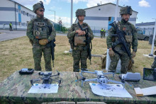 &Scaron;panielski vojaci tr&eacute;nuj&uacute; vo Vojenskom v&yacute;cvikovom stredisku Le&scaron;ť dronov&eacute; oper&aacute;cie. Tie podľa Ukrajincov už dnes dominuj&uacute; dianiu na bojisku. FOTO: HN/Pavel Novotn&yacute;