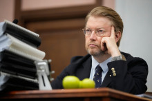 Predseda ruskej opozičnej strany Jabloko Nikolaj Rybakov reaguje počas odvolania proti vyradeniu strany z volieb do &Scaron;t&aacute;tnej dumy na ruskom Najvy&scaron;&scaron;om s&uacute;de v Moskve. FOTO: TASR/AP