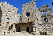 Obnoven&yacute; Severn&yacute; pal&aacute;c pon&uacute;ka nov&eacute; v&yacute;hľady na horn&yacute; hrad.
FOTO: Hrad Beckov/Hana Križkov&aacute;