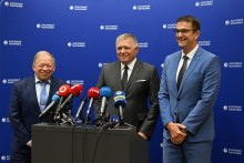 Premi&eacute;r Robert Fico (v strede) včera rokoval v Jaslovsk&yacute;ch Bohuniciach. Na sn&iacute;mke vľavo splnomocnenec vl&aacute;dy pre rozvoj jadrovej energetiky Peter L&iacute;&scaron;ka a vpravo je gener&aacute;lny riaditeľ Slovensk&yacute;ch elektr&aacute;rn&iacute; Branislav Str&yacute;ček.

FOTO: TASR/ L. Grinaj