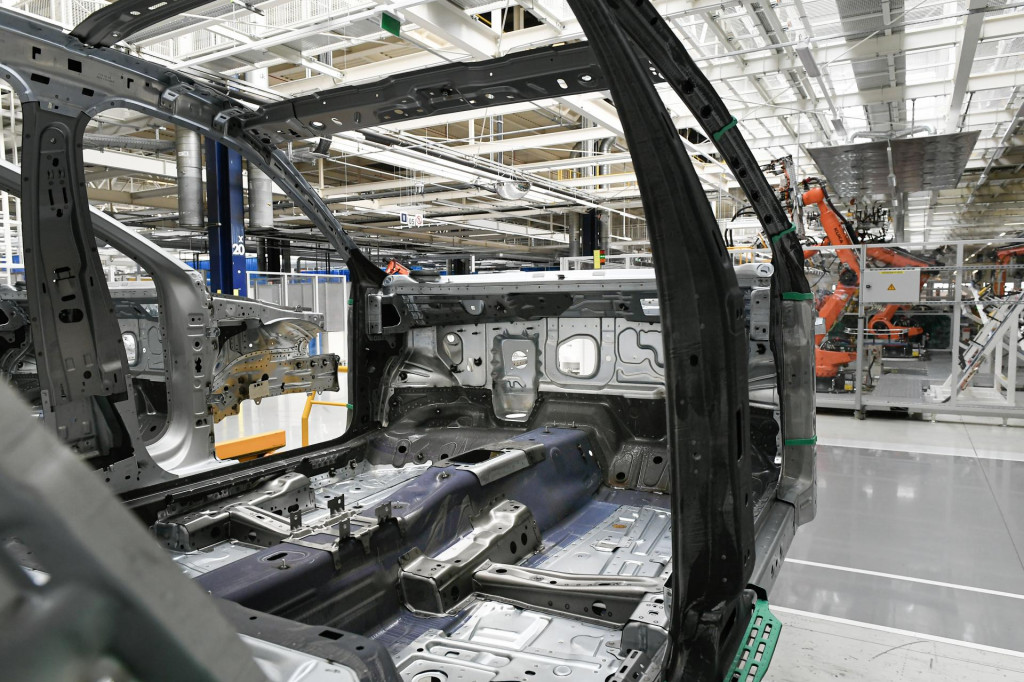 Pohľad do mont&aacute;žnej haly karos&aacute;rne Volkswagen Touareg a &Scaron;koda Superb v bratislavskom z&aacute;vode Volkswagen Slovakia. FOTO: TASR/Pavel Neubauer