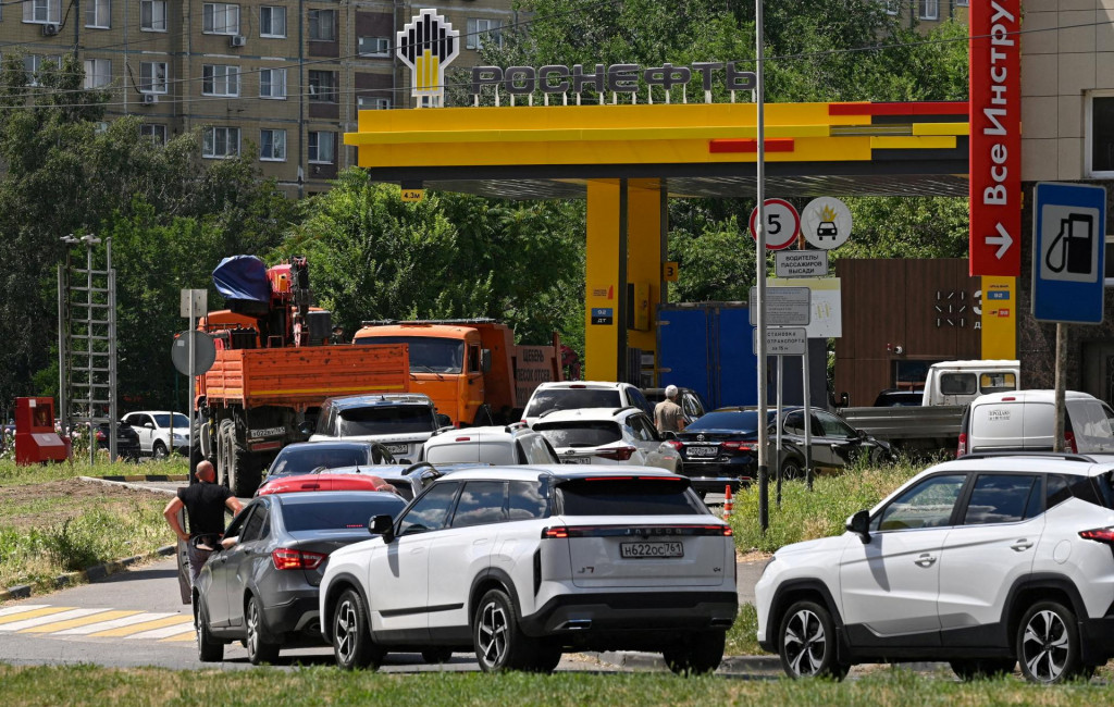 Vozidl&aacute; stoja v rade na natankovanie pri benz&iacute;novej pumpe Rosnefť. FOTO: Reuters