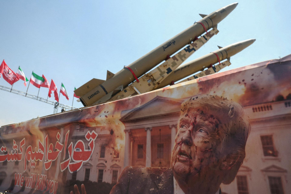 Transparent s obr&aacute;zkom americk&eacute;ho prezidenta Donalda Trumpa vedľa ir&aacute;nskeho raketov&eacute;ho syst&eacute;mu na n&aacute;mest&iacute; Azadi v Teher&aacute;ne v Ir&aacute;ne. FOTO: Reuters