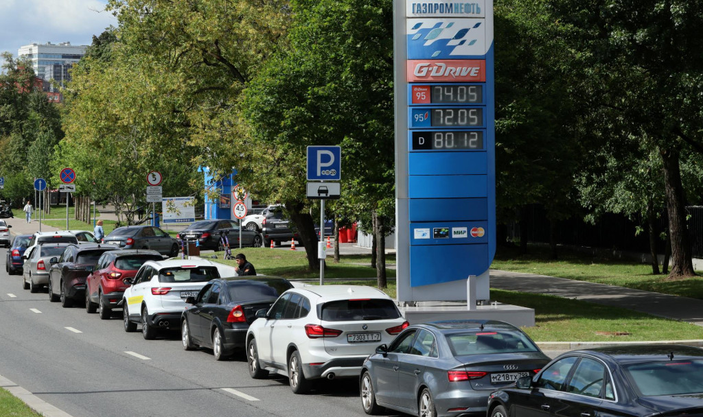 Aut&aacute; stoja v rade na tankovanie na benz&iacute;novej pumpe Gazpromneft v Moskve v Rusku. FOTO: Reuters