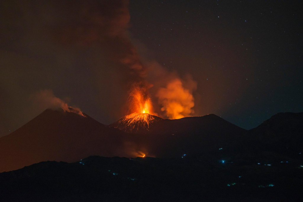 Sopka Etna na talianskom ostrove Sic&iacute;lia chŕli l&aacute;vu a popol počas erupcie, čo je viditeľn&eacute; z dediny Mareneve. FOTO: TASR/AP