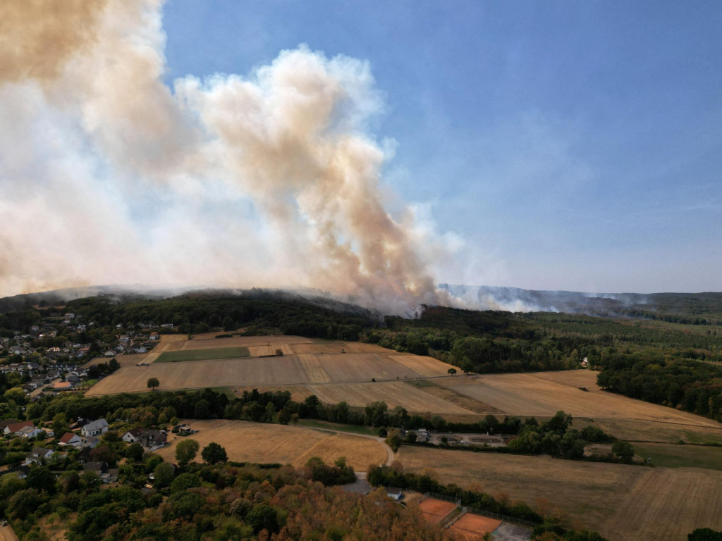 Dym st&uacute;pa, keď sa lesn&yacute; požiar bl&iacute;ži k obytnej oblasti v nemeckom Huertgenwald-Gey. FOTO: Reuters