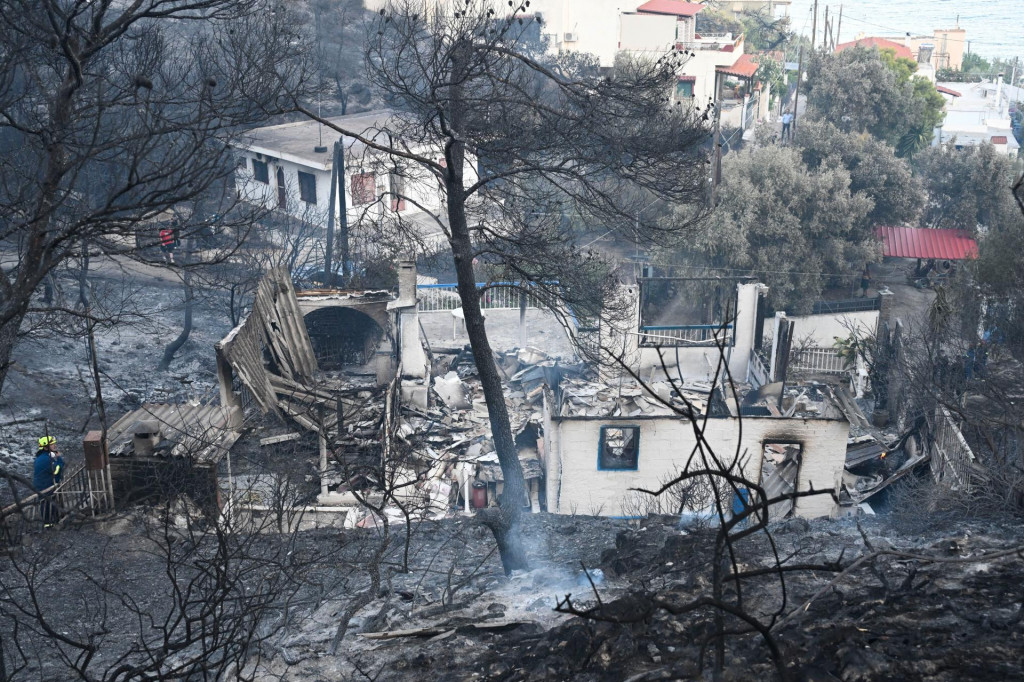 Zhoren&yacute; dom počas lesn&eacute;ho požiaru na gr&eacute;ckom ostrove Salamina, z&aacute;padne od At&eacute;n. FOTO: TASR/AP