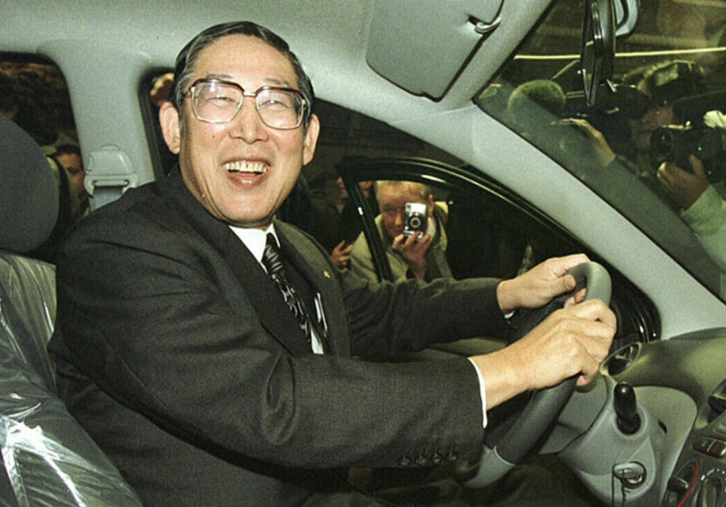 V stredu 12. augusta 2026 zomrel vo veku 93 rokov b&yacute;val&yacute; gener&aacute;lny riaditeľ Toyoty Hiro&scaron;i Okuda, ktor&yacute; sa zasl&uacute;žil o vznik hybridn&eacute;ho modelu Prius. Japonskej značke &scaron;&eacute;foval v rokoch 1995 až 2006.