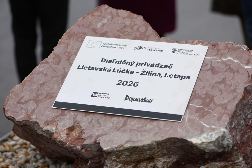 Na sn&iacute;mke z&aacute;kladn&yacute; stavebn&yacute; kameň k sl&aacute;vnostn&eacute;mu spustenie v&yacute;stavby diaľničn&eacute;ho priv&aacute;dzača D1 Lietavsk&aacute; L&uacute;čka &ndash; Žilina. FOTO: TASR/Daniel Stehl&iacute;k