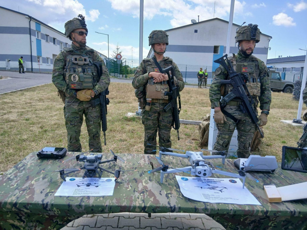 &Scaron;panielski vojaci tr&eacute;nuj&uacute; vo Vojenskom v&yacute;cvikovom stredisku Le&scaron;ť dronov&eacute; oper&aacute;cie. Tie podľa Ukrajincov už dnes dominuj&uacute; dianiu na bojisku. FOTO: HN/Pavel Novotn&yacute;