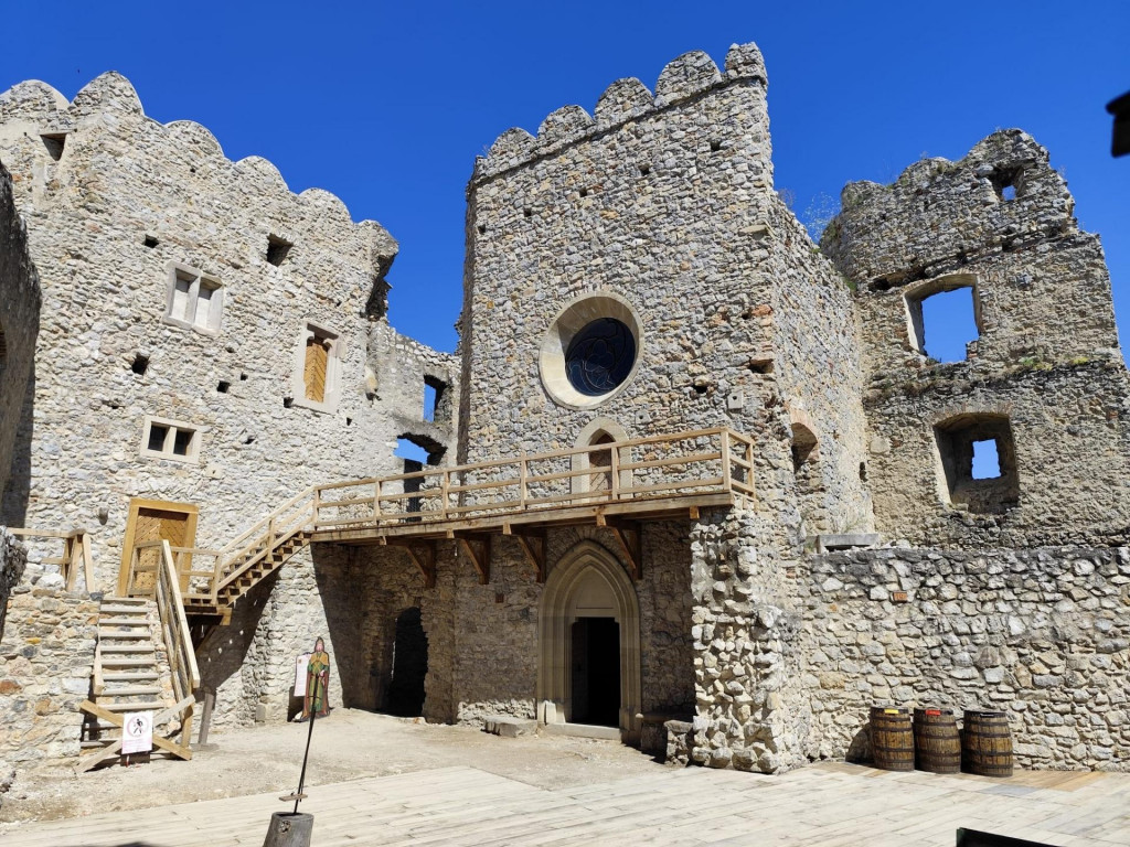 Obnoven&yacute; Severn&yacute; pal&aacute;c pon&uacute;ka nov&eacute; v&yacute;hľady na horn&yacute; hrad.
FOTO: Hrad Beckov/Hana Križkov&aacute;