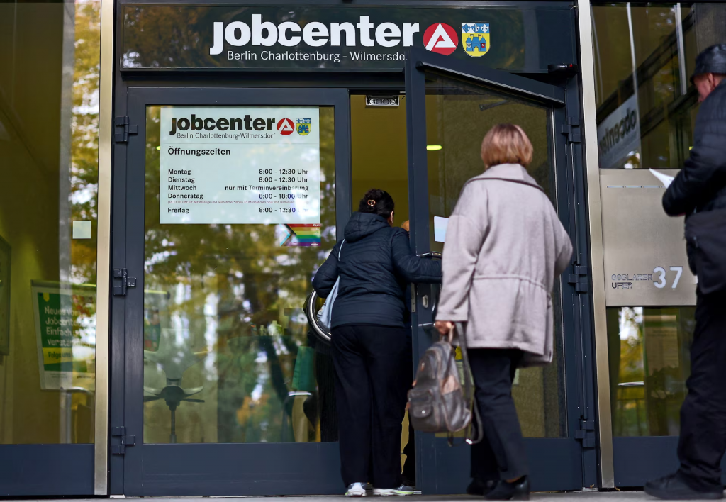 Podľa n&aacute;rodnej spr&aacute;vy o vzdel&aacute;van&iacute; z roku 2024 si približne &scaron;tvrtina ľud&iacute; v situ&aacute;cii NEET (Not in Education, Employment, or Training) hľadala pr&aacute;cu a ďal&scaron;&iacute;ch 10 percent sa pripravovalo na &scaron;t&uacute;dium, odborn&uacute; pr&iacute;pravu alebo n&aacute;stup do zamestnania. FOTO: REUTERS