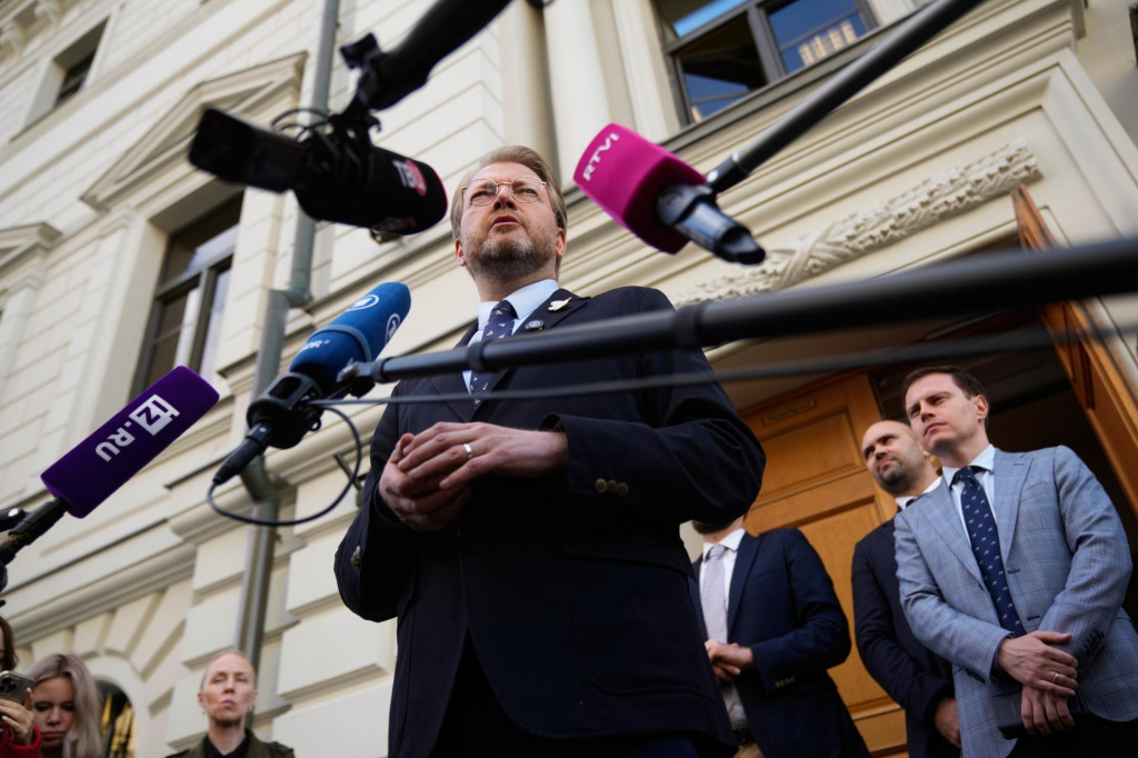 Predseda ruskej opozičnej strany Jabloko Nikolaj Rybakov hovor&iacute; s novin&aacute;rmi. FOTO TASR/AP