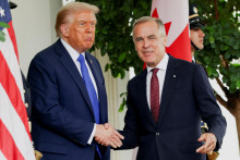 Prezident USA Donald Trump v&iacute;ta kanadsk&eacute;ho premi&eacute;ra Marka Carneyho v Bielom dome (7. okt&oacute;bra 2025). FOTO: Reuters