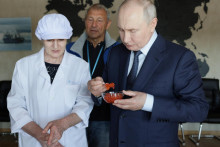 Vladimir Putin si 13. augusta pochutn&aacute;val na kavi&aacute;ri počas n&aacute;v&scaron;tevy z&aacute;vodu na spracovanie r&yacute;b na kurilskom ostrove Iturup. FOTO: Reuters/Sputnik