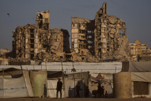 Na sn&iacute;mke proviz&oacute;rne stany, v ktor&yacute;ch na&scaron;li dočasn&eacute; &uacute;točisko vys&iacute;dlen&iacute; Palest&iacute;nčania v meste Gaza. FOTO: TASR/AP