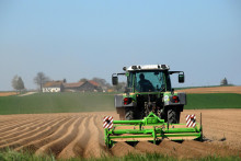 Ak sa farm&aacute;r rozhoduje medzi n&aacute;jmom od družstva a &scaron;t&aacute;tnou p&ocirc;dou, najsk&ocirc;r si mus&iacute; overiť, či družstvo pozemok skutočne vlastn&iacute;. FOTO: Dreamstime