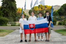 Slovensk&aacute; deleg&aacute;cia na medzin&aacute;rodnom fin&aacute;le Ekonomickej olympi&aacute;dy 2026. Zľava:  Jakub, Rafael, Martin, Adam. FOTO: INESS
