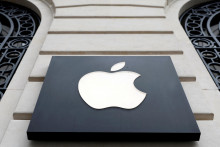 Americk&aacute; technologick&aacute; spoločnosť Apple bude &uacute;čtovať p&auml;ťpercentn&uacute; prov&iacute;ziu z digit&aacute;lnych transakci&iacute; v aplik&aacute;ci&aacute;ch distribuovan&yacute;ch mimo jej digit&aacute;lneho obchodu App Store. FOTO: Reuters