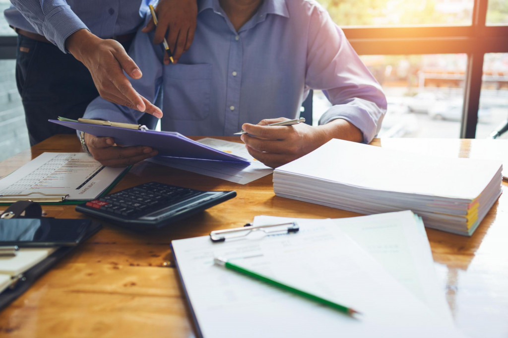 Firmy si podľa prieskumu finančn&yacute; prehľad o pr&iacute;jmoch a v&yacute;davkoch držia najm&auml; cez &uacute;čtovn&iacute;ka a bankov&eacute; aplik&aacute;cie. FOTO: Dreamstime
