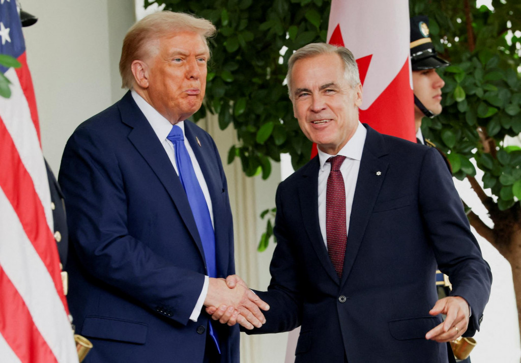 Prezident USA Donald Trump v&iacute;ta kanadsk&eacute;ho premi&eacute;ra Marka Carneyho v Bielom dome (7. okt&oacute;bra 2025). FOTO: Reuters