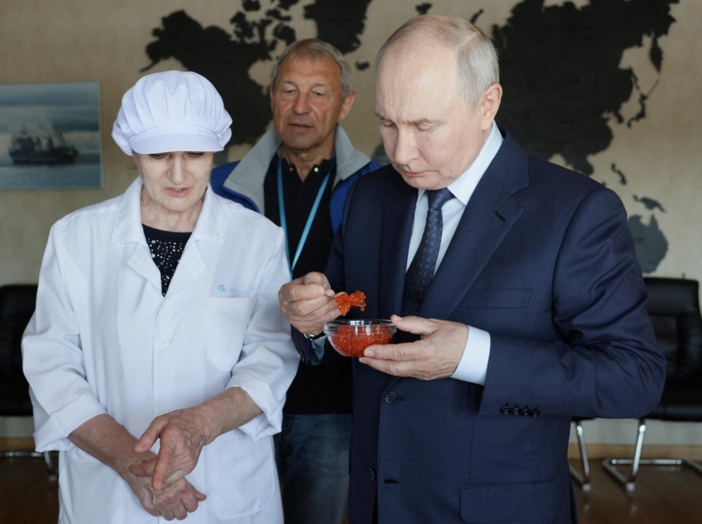 Vladimir Putin si 13. augusta pochutn&aacute;val na kavi&aacute;ri počas n&aacute;v&scaron;tevy z&aacute;vodu na spracovanie r&yacute;b na kurilskom ostrove Iturup. FOTO: Reuters/Sputnik
