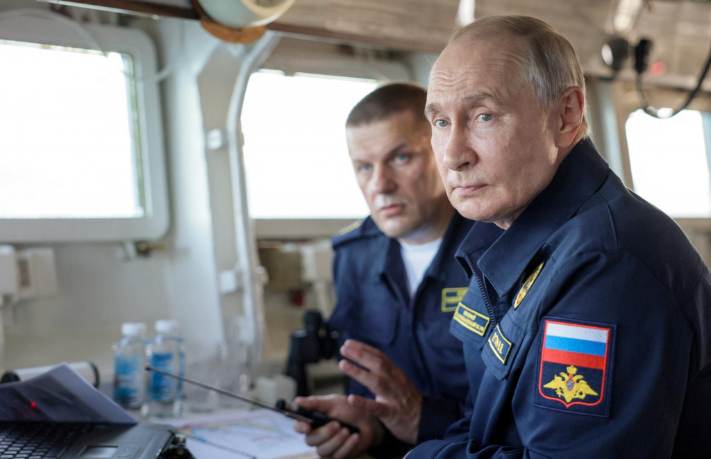 Vysk&uacute;&scaron;a rusk&yacute; prezident Vladimir Putin s&uacute;držnosť NATO akciou v Pobalt&iacute;? FOTO: Reuters