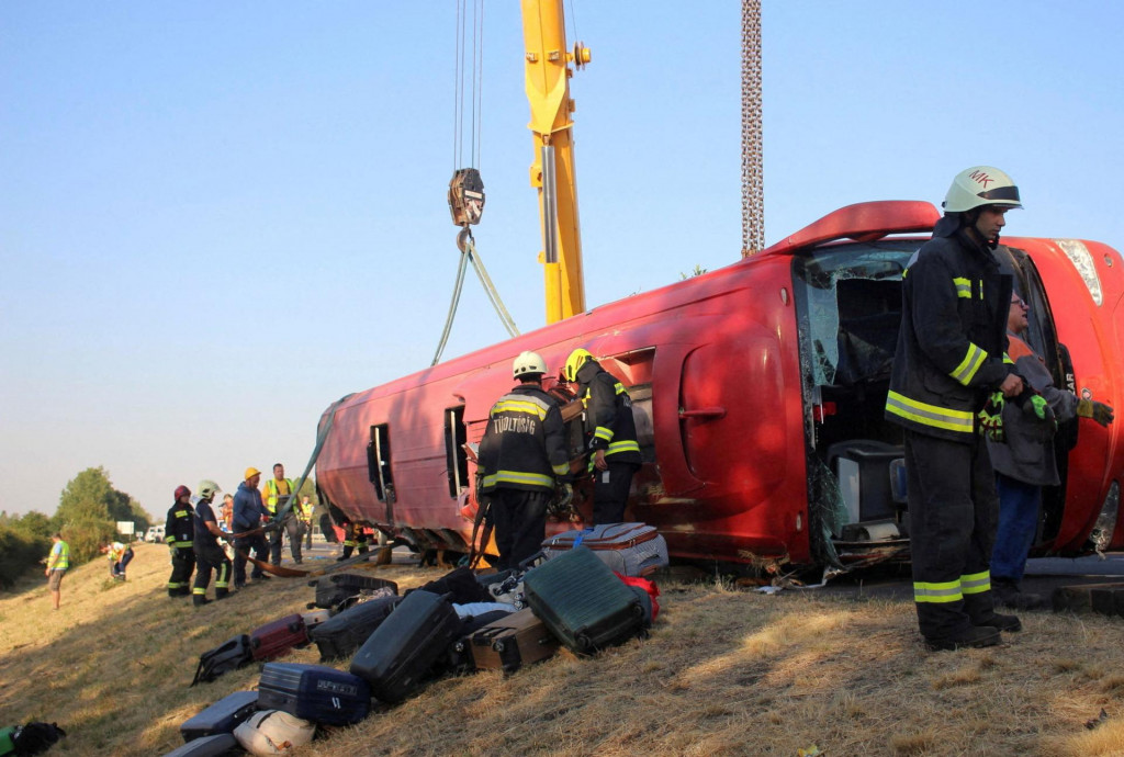 Maďarsk&aacute; pol&iacute;cia začala trestn&eacute; st&iacute;hanie vo veci prečinu v&scaron;eobecn&eacute;ho ohrozenia z nedbanlivosti v s&uacute;vislosti s tragickou hav&aacute;riou autobusu na diaľnici M3, pri ktorej pri&scaron;lo o život 12 ľud&iacute;. FOTO: REUTERS