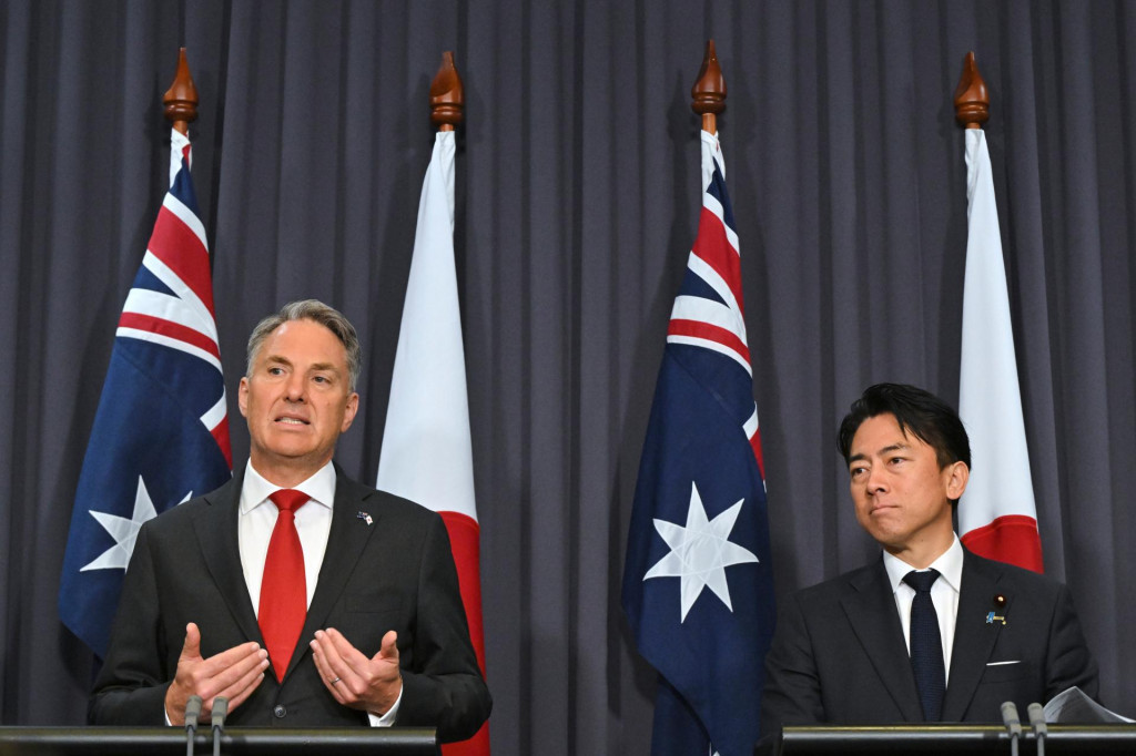 WA 1 Canberra - Japonsk&yacute; minister obrany &Scaron;indžir&oacute; Koizumi (vpravo) a jeho austr&aacute;lsky rezortn&yacute; n&aacute;protivok Richard Marles reaguj&uacute; na spoločnej tlačovej konferencii v Canberre v utorok 18. augusta 2026. FOTO TASR/AP


Australia&lsquo;s Deputy Prime Minister Richard Marles, left, gestures going a joint press conference with Japan&lsquo;s Minister of Defense Koizumi Shinjiro at Parliament House in Canberra, Australia, Tuesday, Aug. 18, 2026. (Mick Tsikas/AAP Image via AP) FOTO: Mick Tsikas