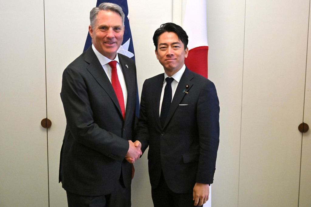 Japonsk&yacute; minister obrany &Scaron;indžir&oacute; Koizumi a jeho austr&aacute;lsky rezortn&yacute; n&aacute;protivok Richard Marles p&oacute;zuj&uacute; počas stretnutia v Canberre. FOTO: TASR/AP
