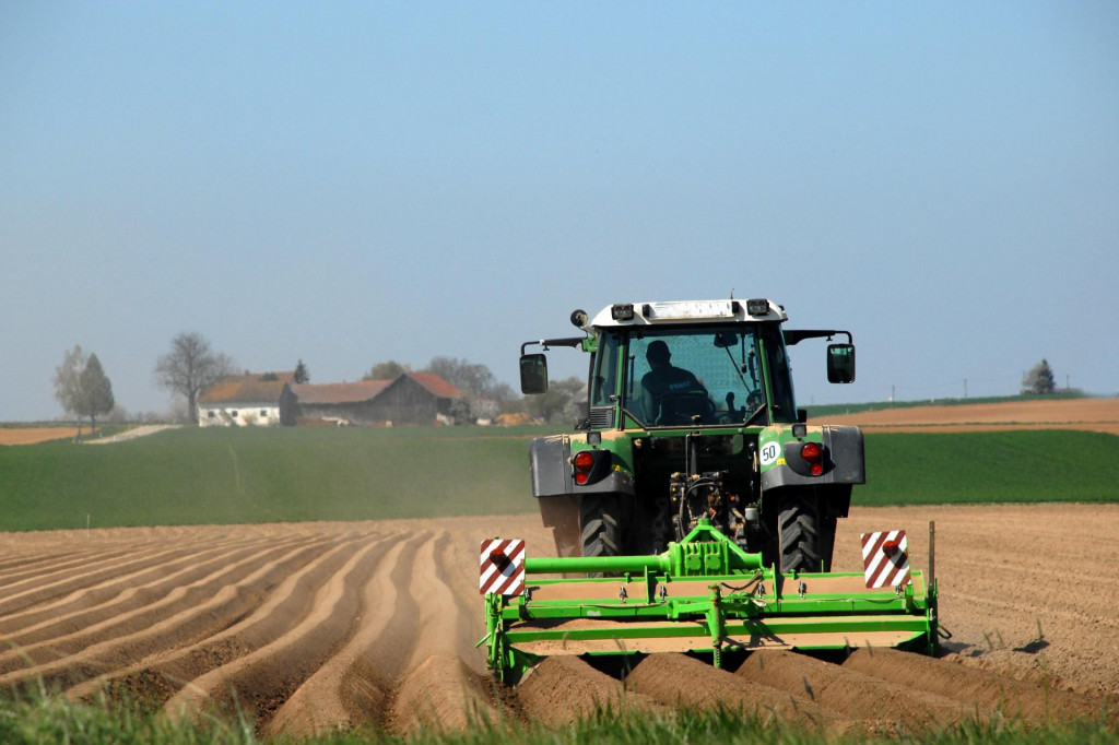 Ak sa farm&aacute;r rozhoduje medzi n&aacute;jmom od družstva a &scaron;t&aacute;tnou p&ocirc;dou, najsk&ocirc;r si mus&iacute; overiť, či družstvo pozemok skutočne vlastn&iacute;. FOTO: Dreamstime