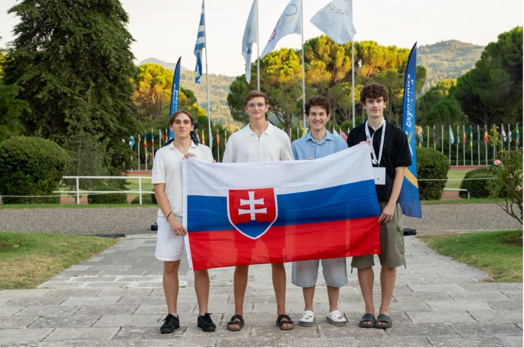 Slovensk&aacute; deleg&aacute;cia na medzin&aacute;rodnom fin&aacute;le Ekonomickej olympi&aacute;dy 2026. Zľava:  Jakub, Rafael, Martin, Adam. FOTO: INESS
